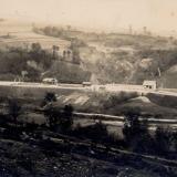 Brumovské nádraží v době zahájení provozu, tj. v r.1928. Horní část Řehonůřky je na snímku vlevo nahoře. Uprostřed je vidět sesuv půdy, který zkomplikoval stavbu, i způsob následného zajištění svahu. Více o této železniční trati je v zastavení č.8. (foto z archivu paní Fojtíkové)