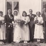 Tohle je odbočení, ale užitečné: první muž zprava je Josef Belha, alias "bratranec Karel Balejů" ze Sekyry. O ostatních svatebčanech nic nevíme. Foto u archivu Zdeňka Vilímka.